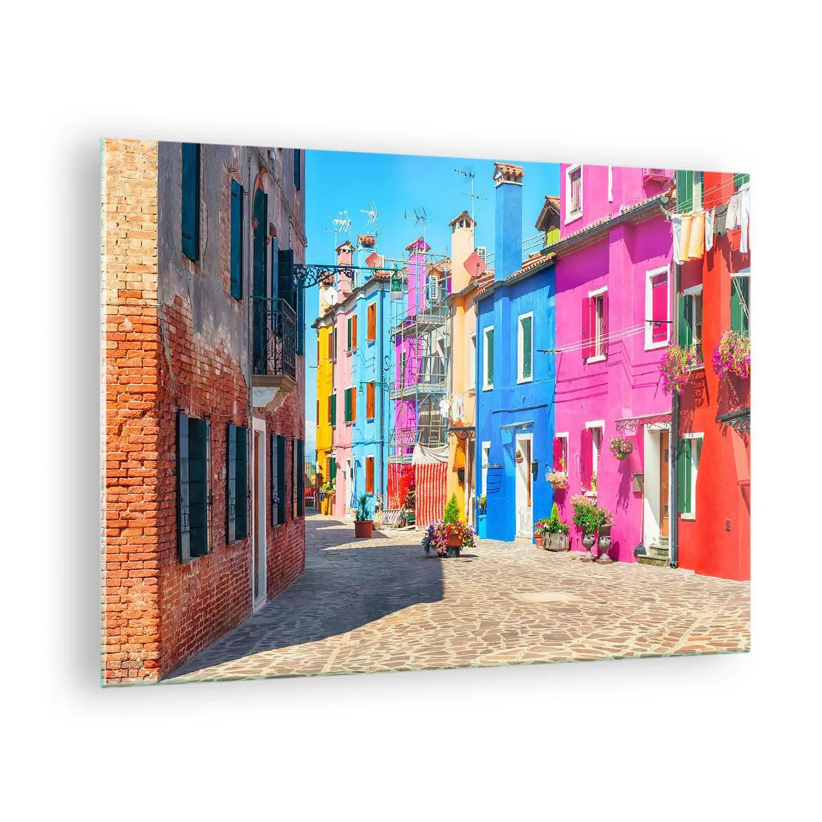 Billede på glas - Farverige bygninger på en smal gade i en solrig by - 70x50cm - Byen "Under papegøjer” - Moderne vægdekoration til stue og soveværelse ARTTOR