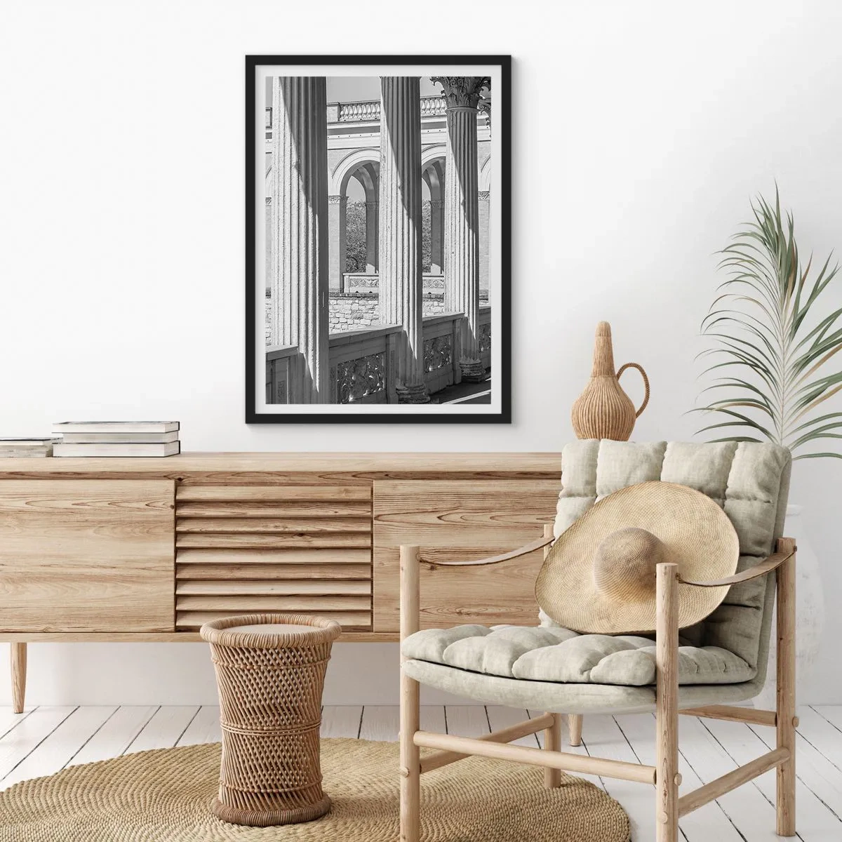 Plakat i sort ramme - Søjler i arkitektur med subtile skygger - 50x70cm - Solrig arkade - Moderne vægdekoration til stue og soveværelse ARTTOR
