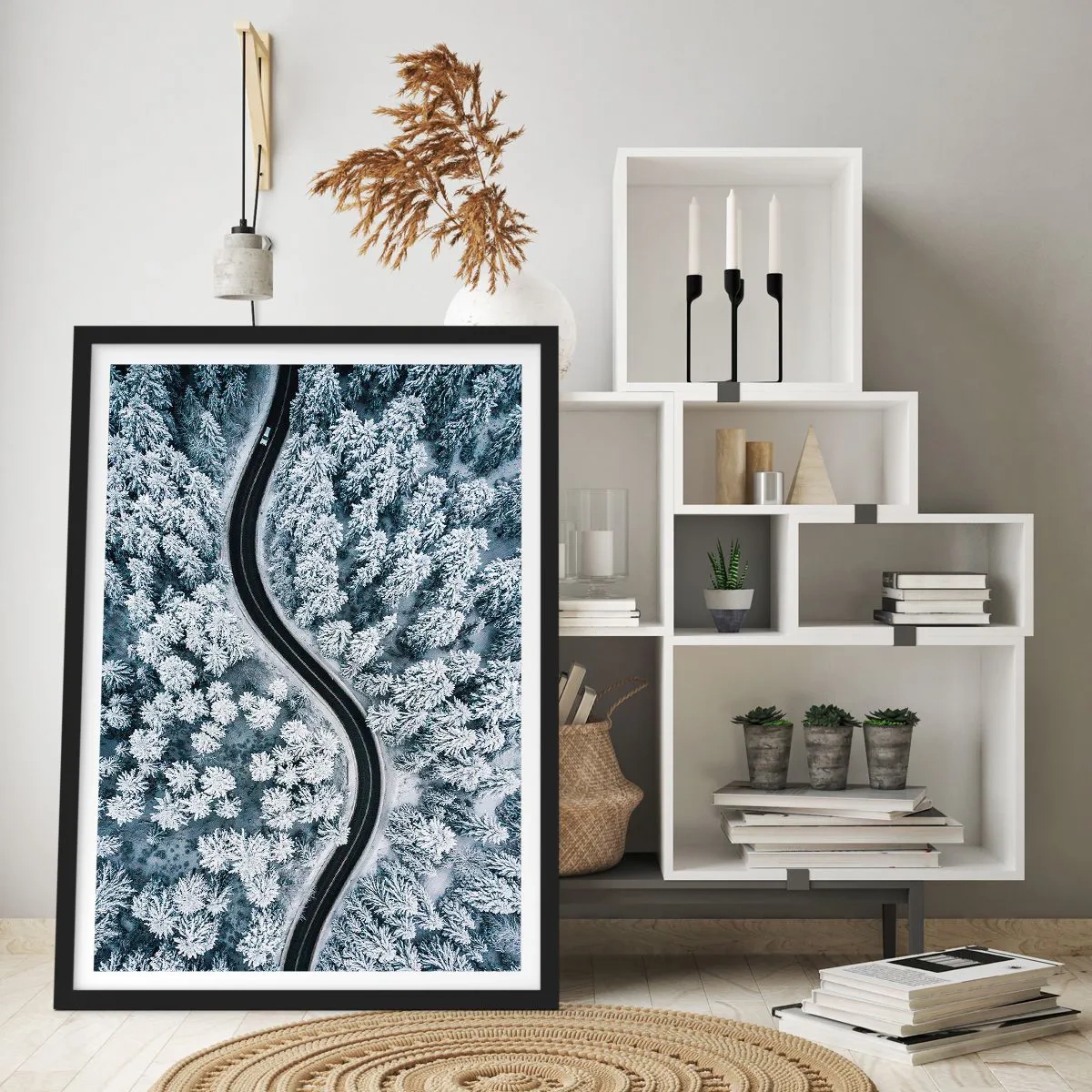 Plakat i sort ramme - Gennem en vinterskov - 61x91 cm