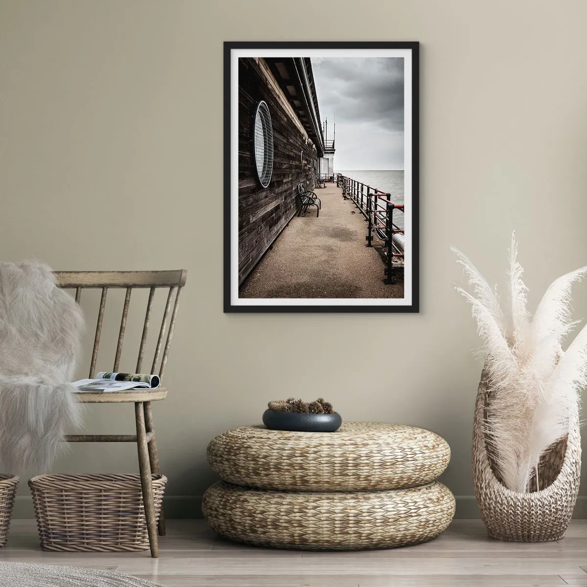 Plakat i sort ramme - Træmole med bænke ved det rolige hav - 50x70cm - Tiden er gået i stå - Moderne vægdekoration til stue og soveværelse ARTTOR