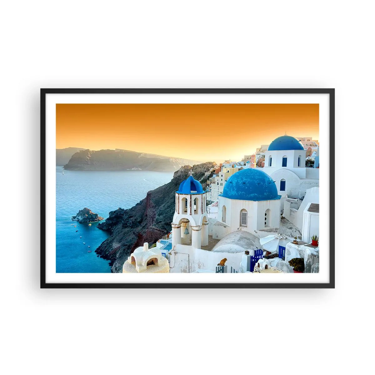 Plakat i sort ramme - Santorini - omfavnet af klipperne - 91x61 cm