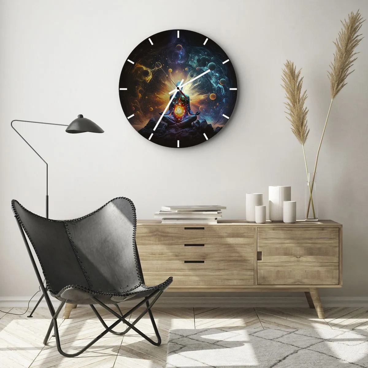Vægur, Uret - En figur i meditation omgivet af kosmisk energi og planeter. - 30x30cm - Kosmisk ro - Moderne vægdekoration til stue, køkken og soveværelse ARTTOR