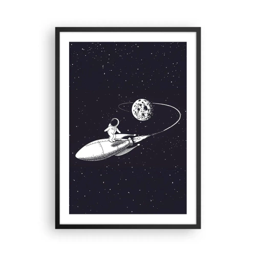 Plakat i sort ramme - En astronaut står på en raket, der flyver i rummet - 50x70cm - Space surfer - Moderne vægdekoration til stue og soveværelse ARTTOR