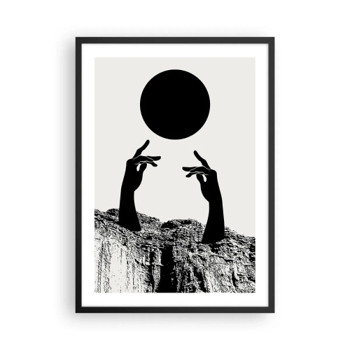 Plakat i sort ramme - Symbolske hænder rækker ud efter en sort bold mod en baggrund af klipper - 50x70cm - Surrealistisk komposition: solen og resten - Moderne vægdekoration til stue og soveværelse ARTTOR