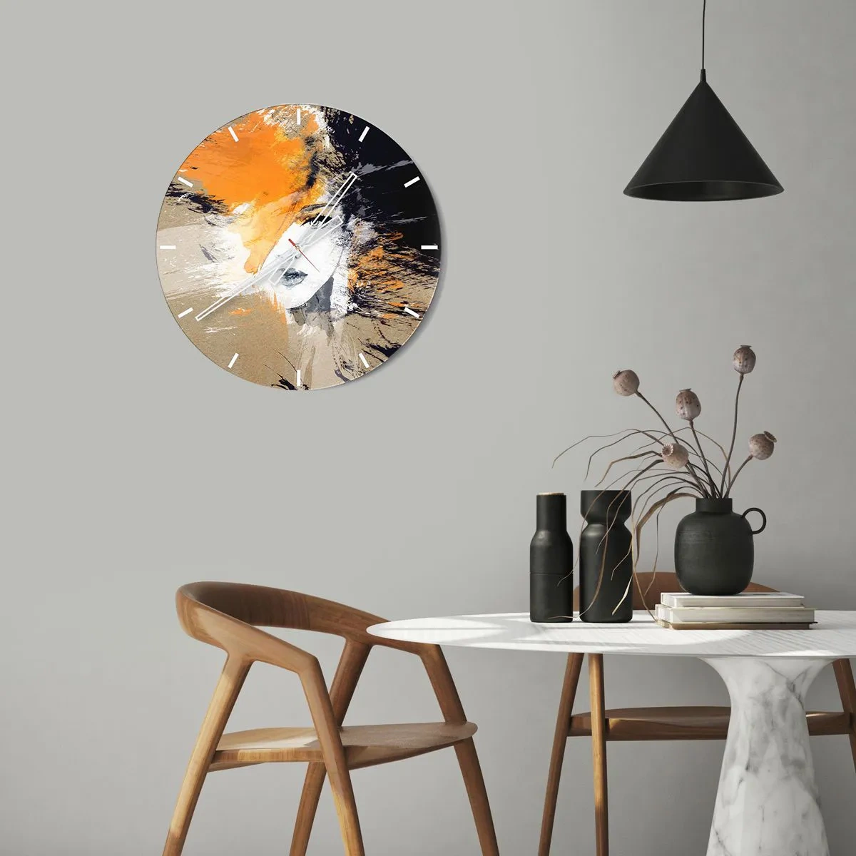 Vægur, Uret - Abstrakt portræt af en kvinde i varme nuancer af orange og beige. - 30x30cm - Og det bliver let - Moderne vægdekoration til stue, køkken og soveværelse ARTTOR