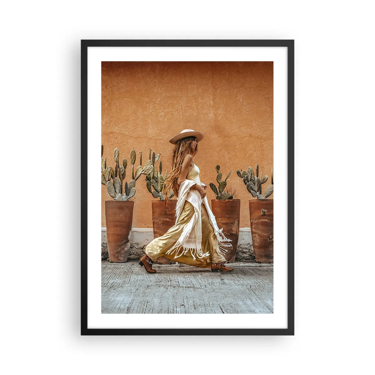 Plakat i sort ramme - Stilfuld kvinde i en hat mod en baggrund af kaktus - 50x70cm - I en hippieagtig stil - Moderne vægdekoration til stue og soveværelse ARTTOR