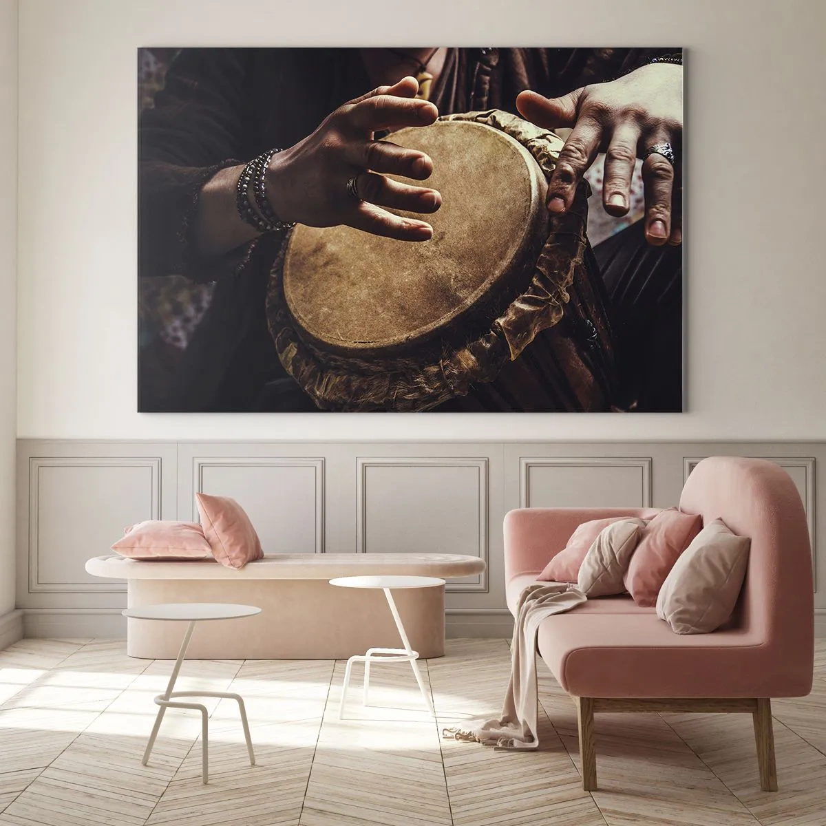 Billede på glas - Nærbillede af hænder, der spiller på en djembe-tromme i varmt lys. - 70x50cm - I hjertets rytme - Moderne vægdekoration til stue og soveværelse ARTTOR
