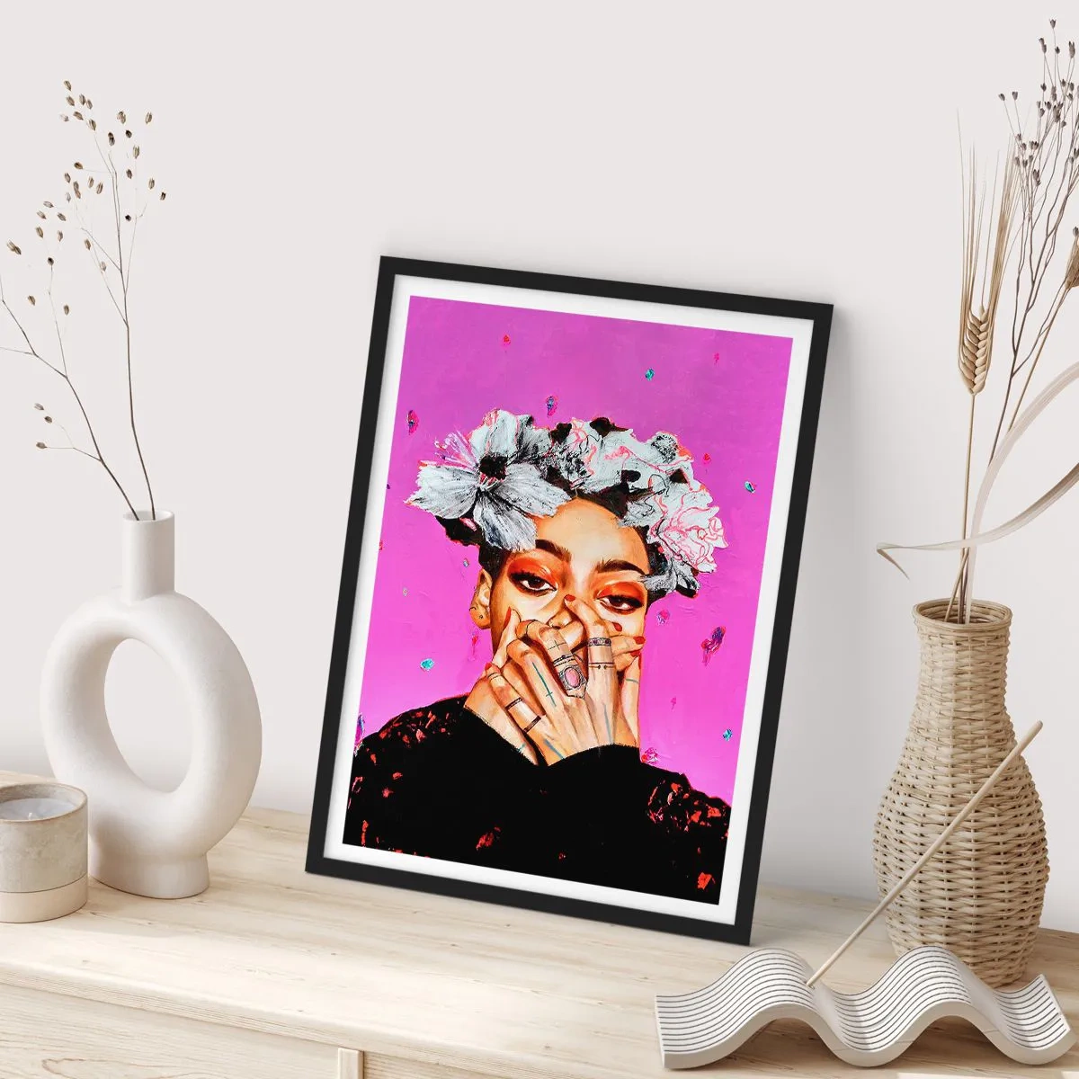 Plakat i sort ramme - Et udtryksfuldt portræt af en kvinde mod en intens lyserød baggrund. - 50x70cm - En smule skør - Moderne vægdekoration til stue og soveværelse ARTTOR