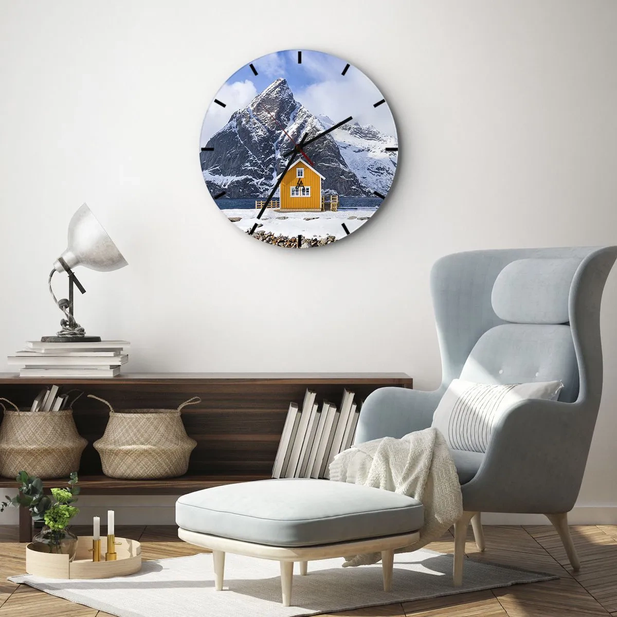 Vægur, Uret - Et gult sommerhus ved vandet med en snedækket bjergbaggrund - 30x30cm - Skandinavisk ferie - Moderne vægdekoration til stue, køkken og soveværelse ARTTOR
