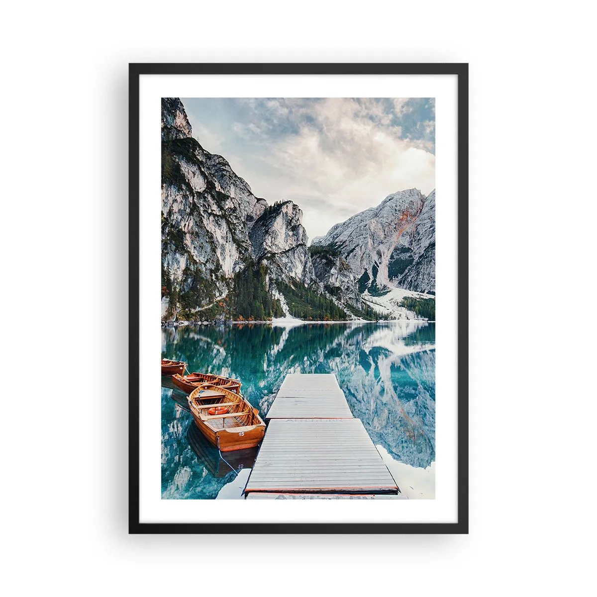 Plakat i sort ramme - En bjergsø med træbåde og en mole - 50x70cm - Vi vil vise dig skønheden - Moderne vægdekoration til stue og soveværelse ARTTOR