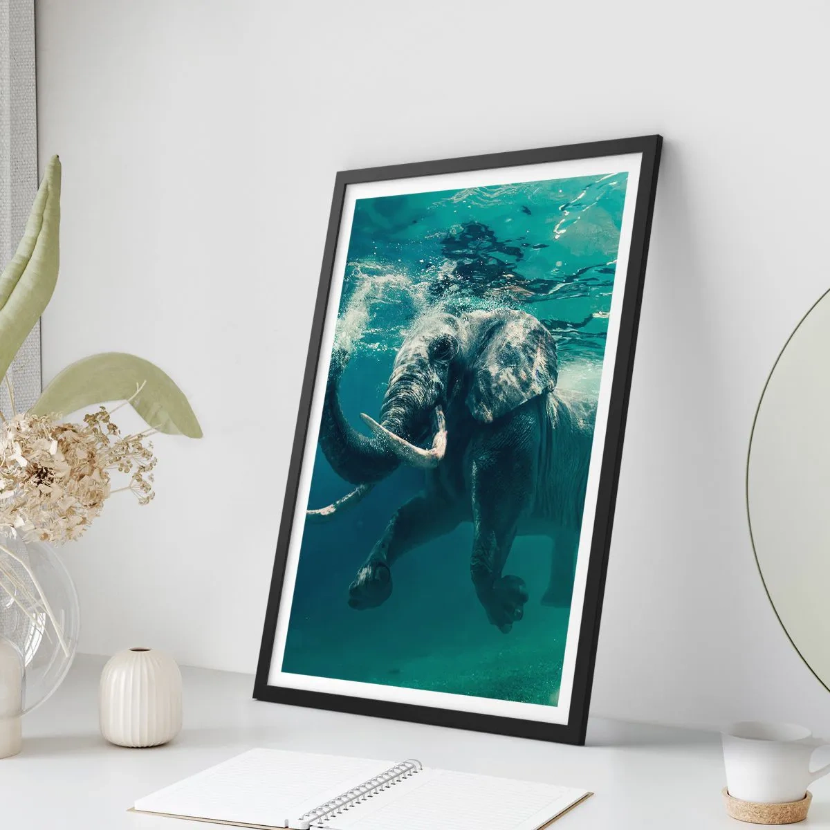 Plakat i sort ramme - En elefant svømmer i turkisblåt vand - 50x70cm - Alle kan lide at svømme - Moderne vægdekoration til stue og soveværelse ARTTOR