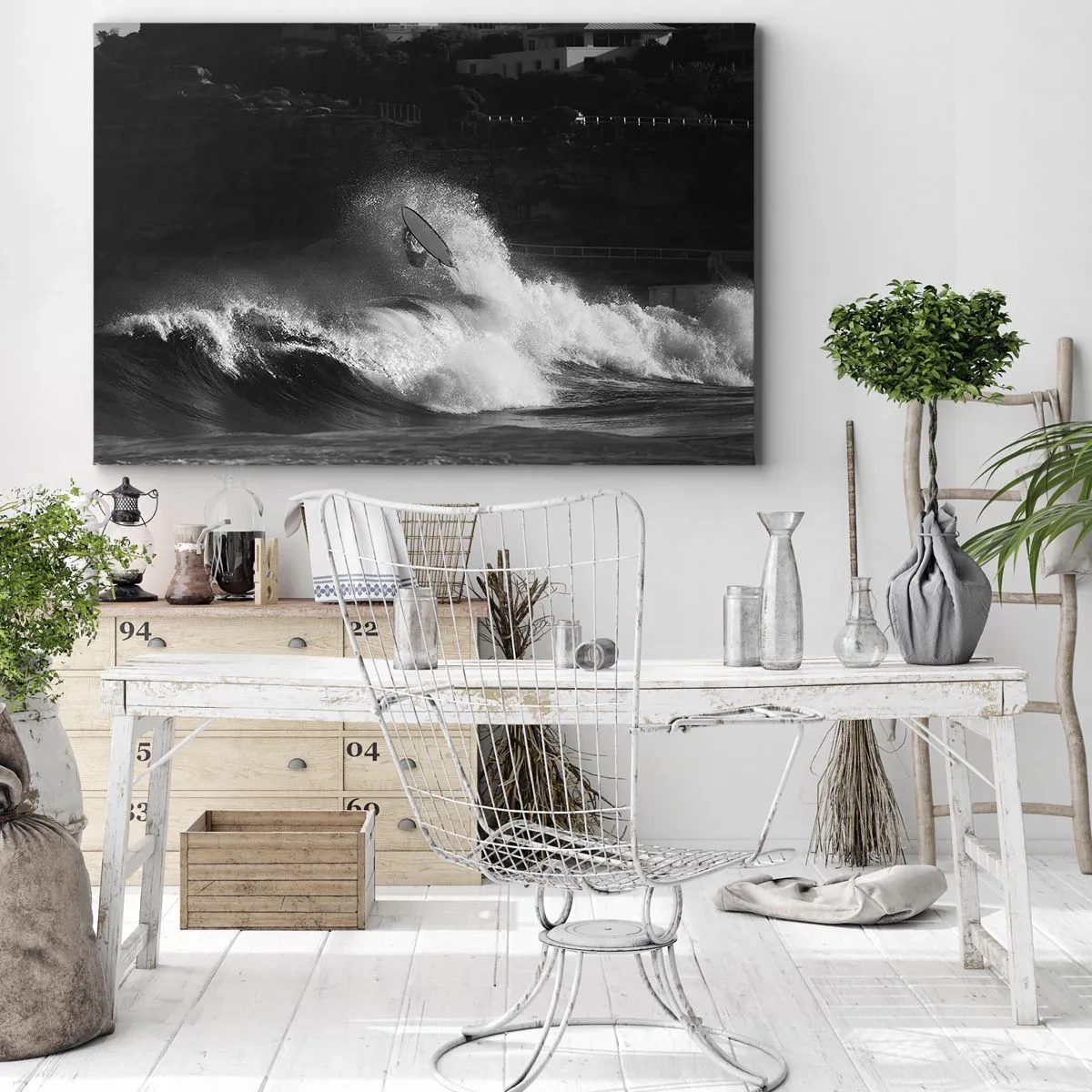 Lærredstryk - Billede på lærred - En surfer, der rider på en bølge i monokrom - 70x50cm - Udfordring accepteret! - Moderne vægdekoration til stue og soveværelse ARTTOR