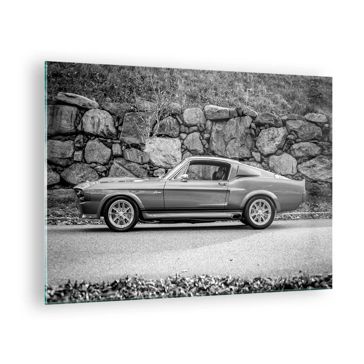 Billede på glas - En klassisk bil mod en stenmur - 70x50cm - En legende fra 1960'erne. - Moderne vægdekoration til stue og soveværelse ARTTOR