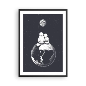 Plakat i sort ramme - Astronauter sidder på Jorden og kigger på Månen - 50x70cm - En kosmisk kærlighedshistorie - Moderne vægdekoration til stue og soveværelse ARTTOR