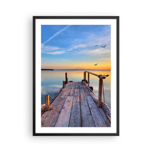 Plakat i sort ramme - En mole ved solnedgang over en rolig sø - 50x70cm - Går fremad mod solen - Moderne vægdekoration til stue og soveværelse ARTTOR