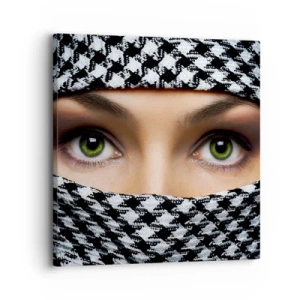 Lærredstryk - Billede på lærred - Et portræt af en sur grønøjede skønhed med grønne øjne - 30x30 cm