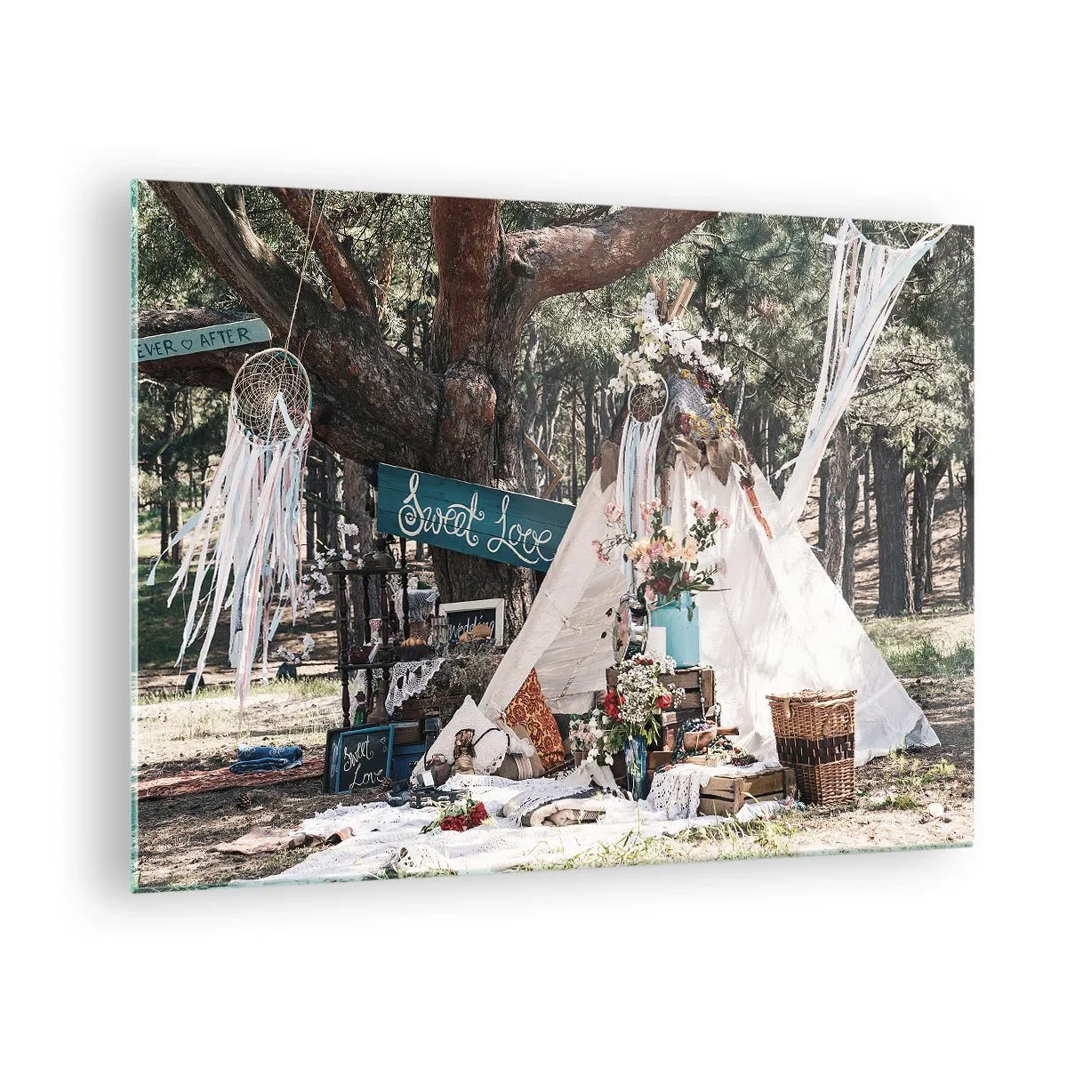 Billede på glas - Boho udendørs dekoration med tipi og blomster i skoven - 70x50cm - Make love… - Moderne vægdekoration til stue og soveværelse ARTTOR