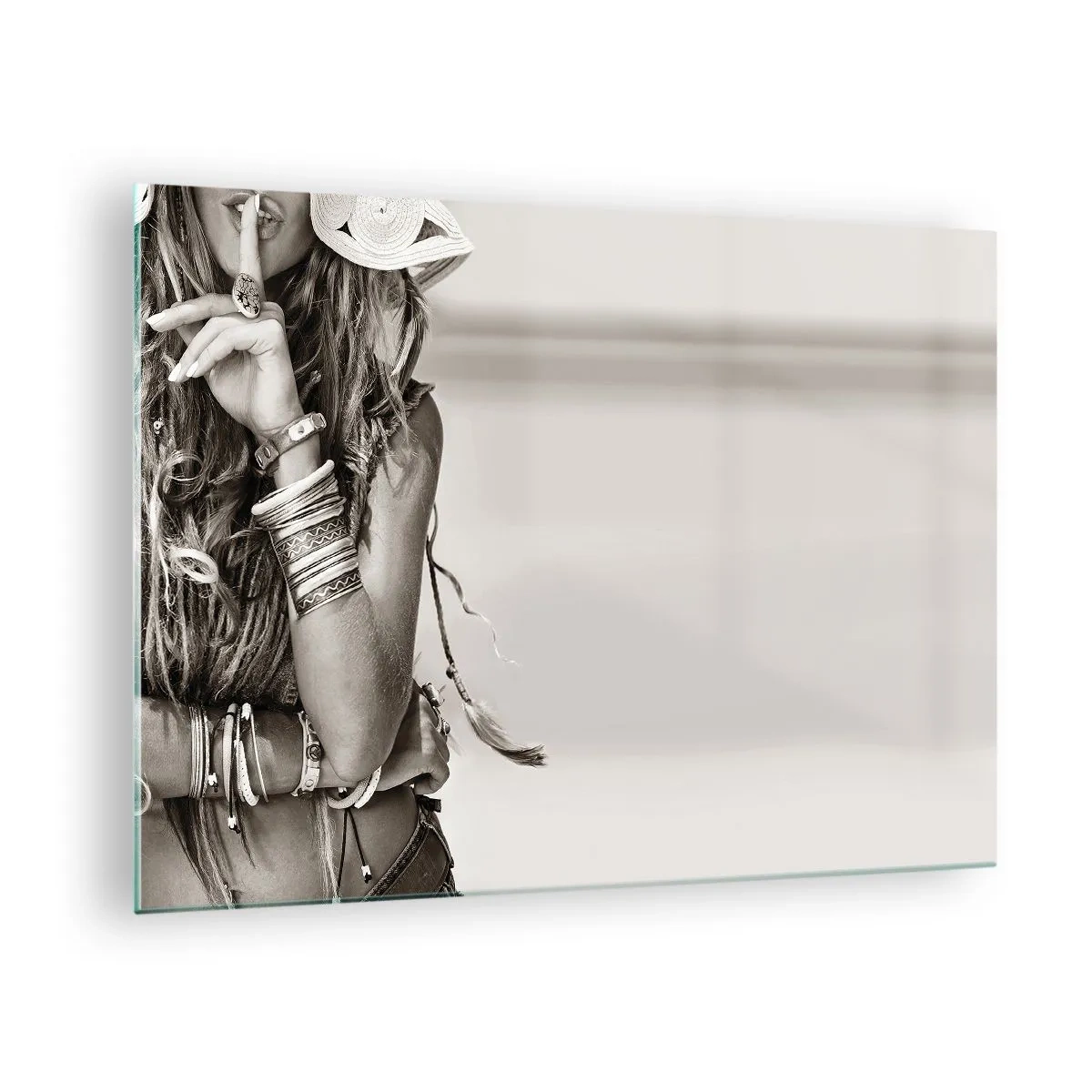 Billede på glas - En kvinde i smykker med fingeren på læberne i et kunstnerisk billede - 70x50cm - Som en pige - Moderne vægdekoration til stue og soveværelse ARTTOR