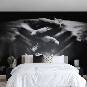 Fototapet Standard Eco - Hænderne lænet op ad en guitarhals i sort og hvid - 100x70cm - Kunstnerens bøn - Moderne vægdekoration til stue og soveværelse ARTTOR