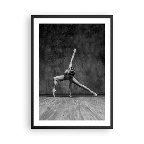 Plakat i sort ramme - En sort-hvid ballerina i en dynamisk positur mod en rå væg. - 50x70cm - Idealet om balance - Moderne vægdekoration til stue og soveværelse ARTTOR