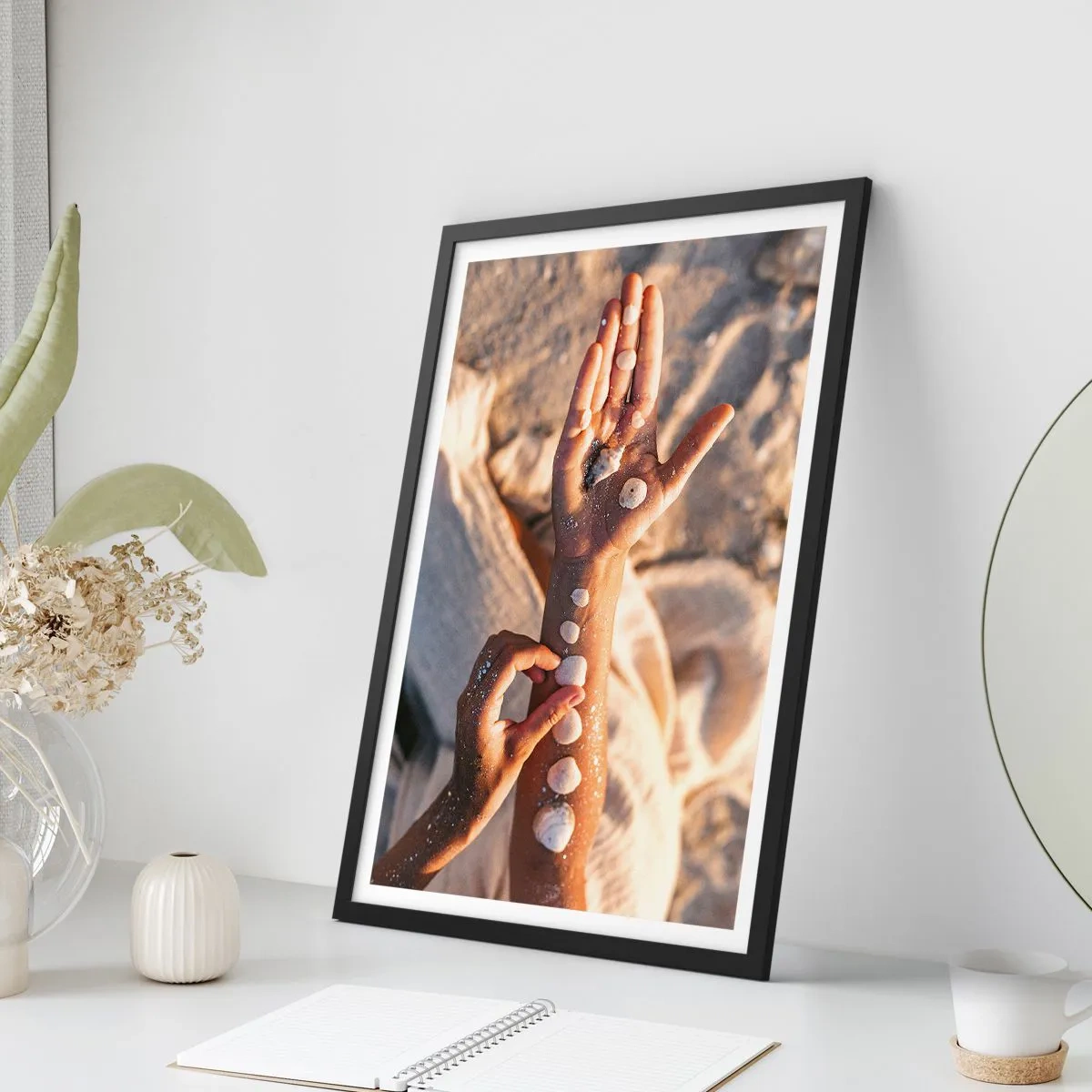 Plakat i sort ramme - Skønhed inden for rækkevidde - 70x100 cm