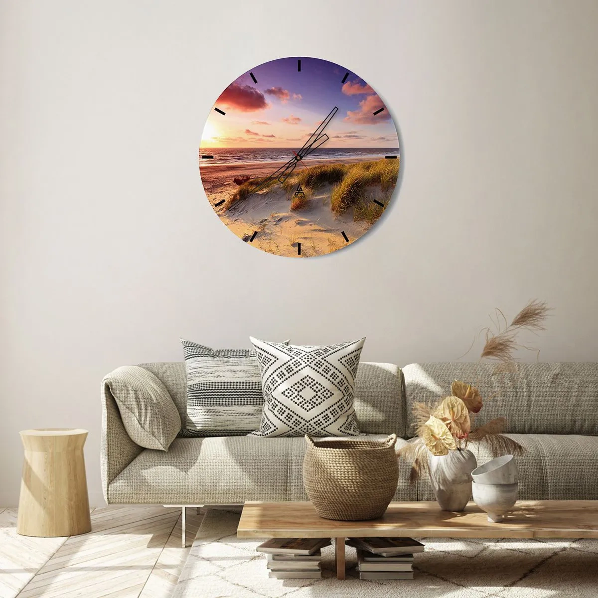 Vægur, Uret - En strand med klitter og en gylden solnedgang over et roligt hav - 30x30cm - Luften dufter allerede af sommer - Moderne vægdekoration til stue, køkken og soveværelse ARTTOR