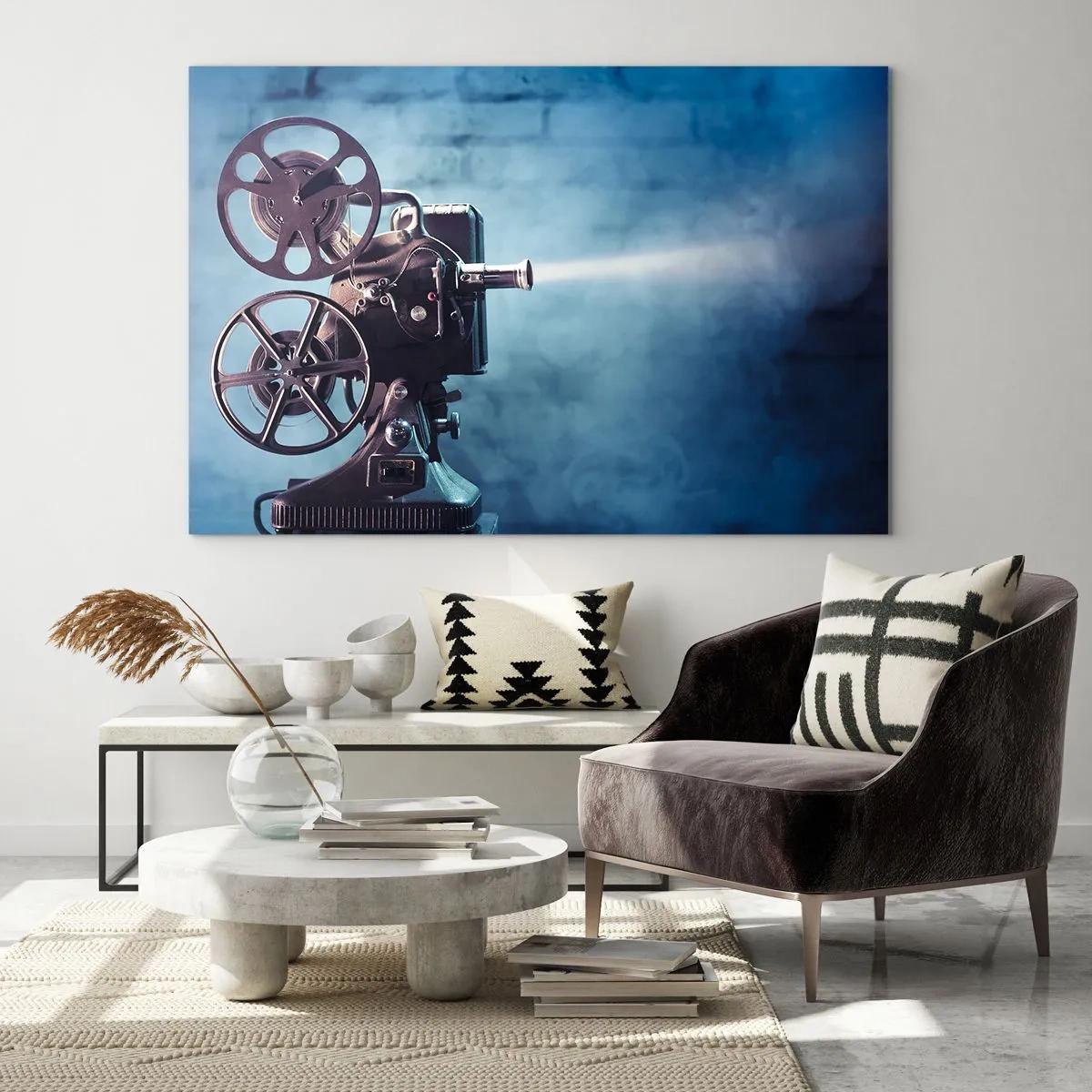 Billede på glas - Et filmkamera i retrostil mod en blå væg - 70x50cm - I en gammel biograf - Moderne vægdekoration til stue og soveværelse ARTTOR