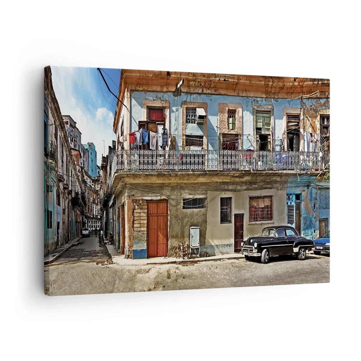 Lærredstryk - Billede på lærred - Farverige lejlighedshuse og en klassisk bil i bylandskabet - 70x50cm - Havana stemning - Moderne vægdekoration til stue og soveværelse ARTTOR