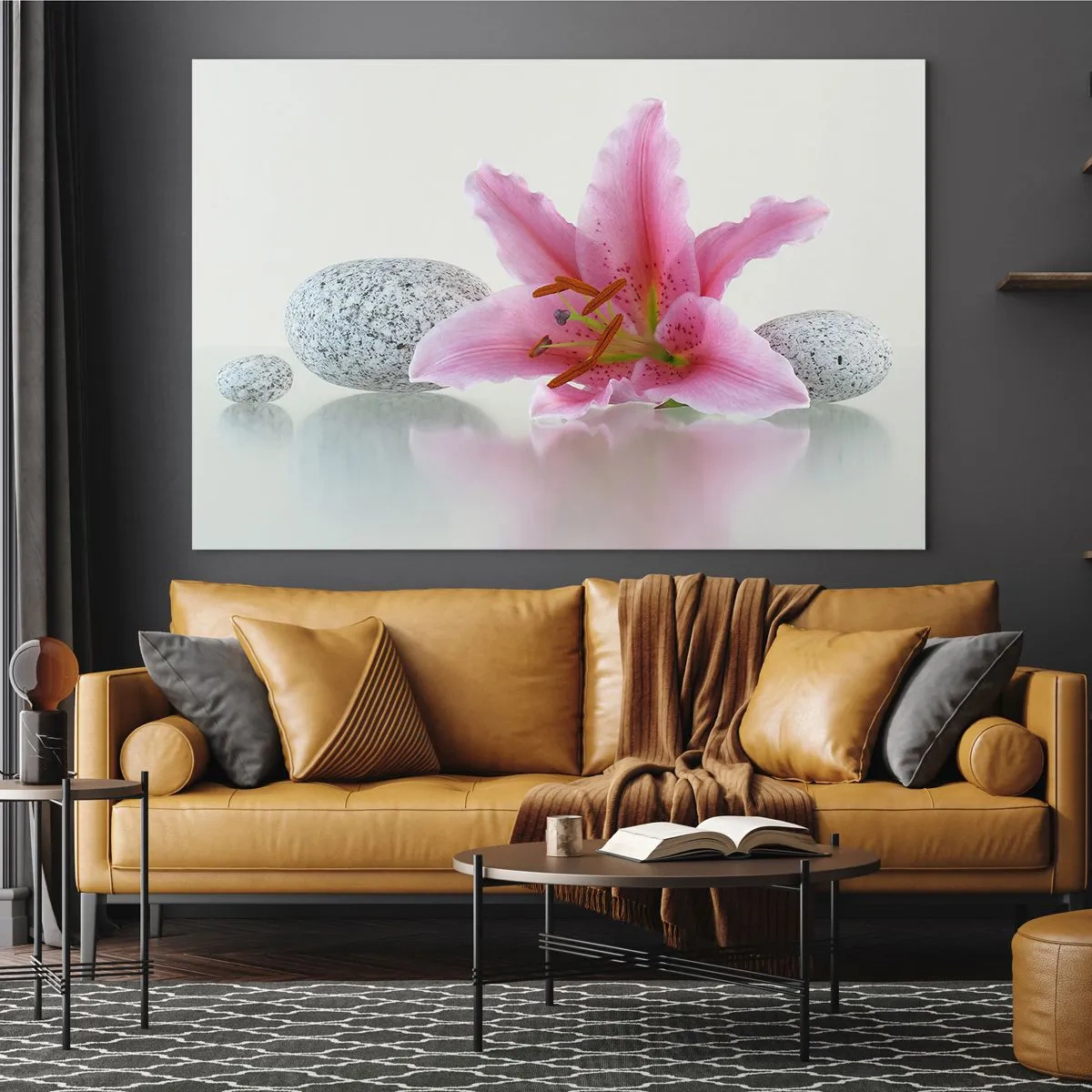 Billede på glas - Lyserød lilje mod en baggrund af hvide sten i spa-stil - 70x50cm - Et studie i rosa, grå og hvid - Moderne vægdekoration til stue og soveværelse ARTTOR