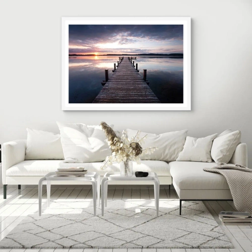 Plakat i hvid ramme - Den tavse grænse mellem dag og nat - 91x61 cm