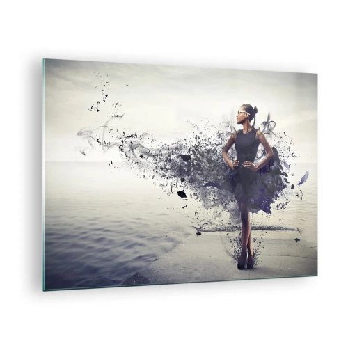 Billede på glas - En kvinde i en sløret kjole mod baggrunden af roligt vand - 70x50cm - Afrikansk Venus - Moderne vægdekoration til stue og soveværelse ARTTOR