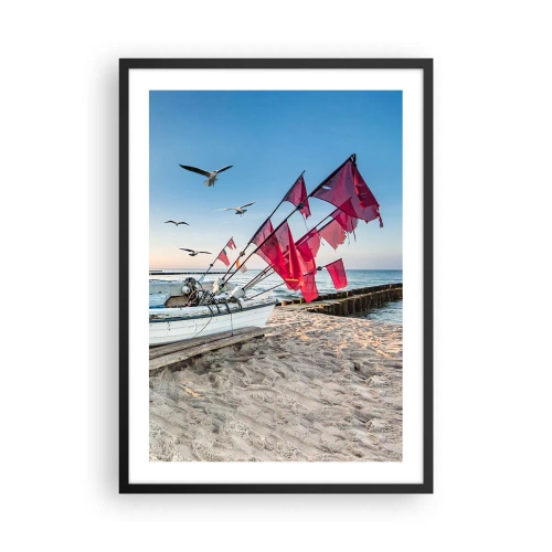 Plakat i sort ramme - Fiskerbåd med røde flag på stranden - 50x70cm - Et velfortjent hvil - Moderne vægdekoration til stue og soveværelse ARTTOR