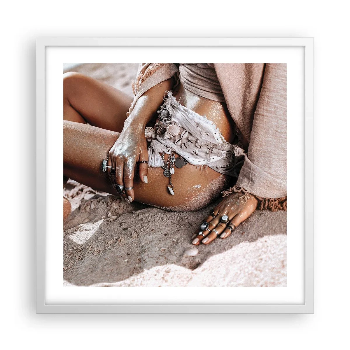 Plakat i hvid ramme - Kastet ud af bølgerne? - 50x50 cm