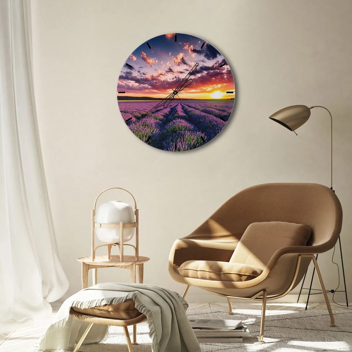 Vægur, Uret - En lavendelmark ved solnedgang med en malerisk himmel - 30x30cm - Lavendelverden - Moderne vægdekoration til stue, køkken og soveværelse ARTTOR
