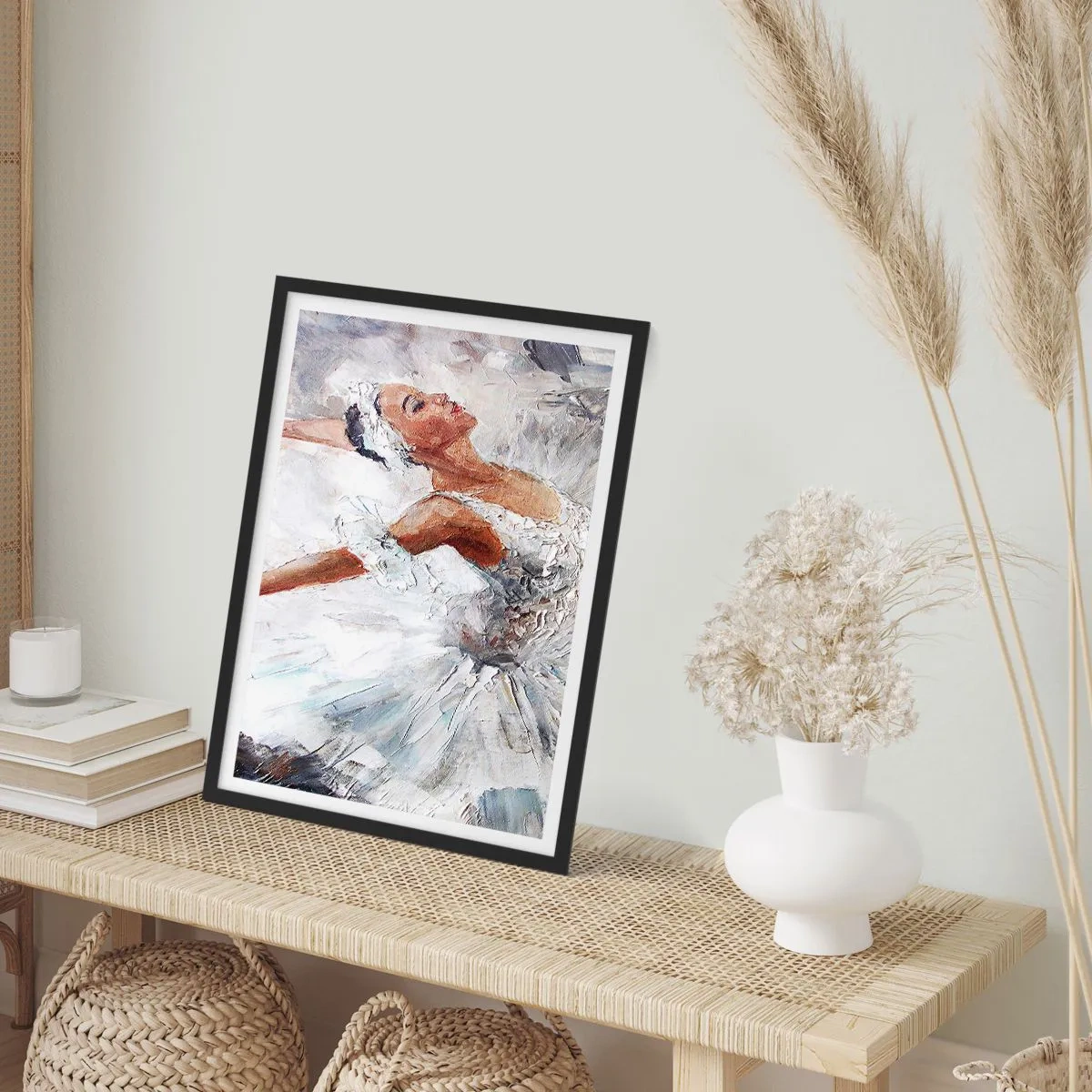 Plakat i sort ramme - En ballerina i et hvidt, malerisk outfit - 50x70cm - Blød og let som tyl - Moderne vægdekoration til stue og soveværelse ARTTOR
