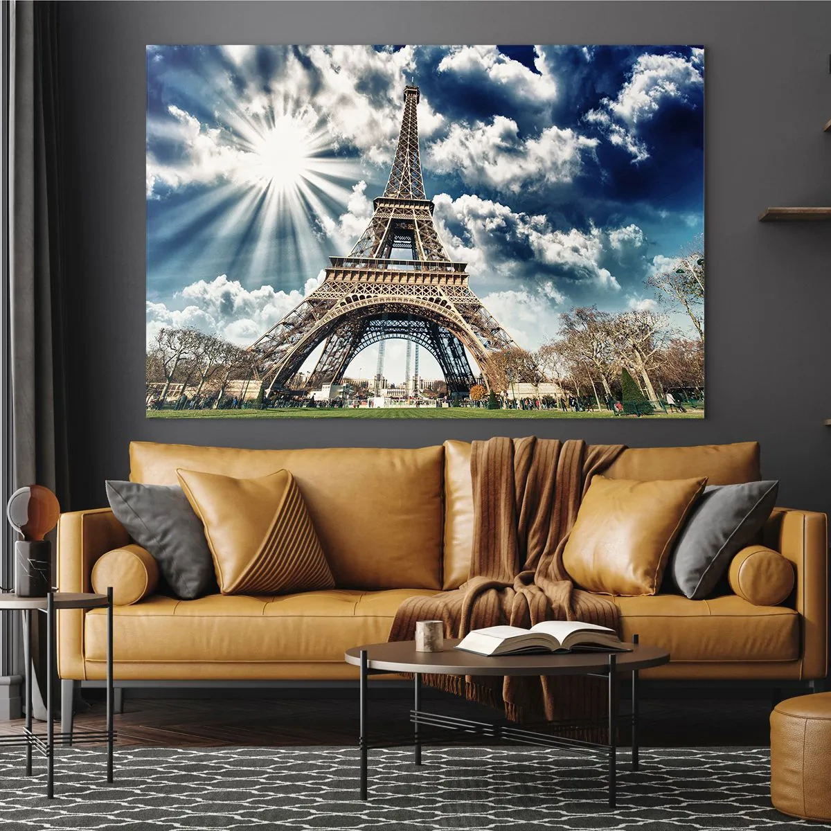 Billede på glas - Eiffeltårnet mod en strålende himmel - 70x50cm - Den eneste af sin art under solen - Moderne vægdekoration til stue og soveværelse ARTTOR