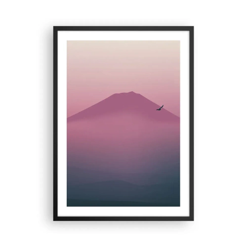 Plakat i sort ramme - Et minimalistisk bjerglandskab i nuancer af lyserød og lilla - 50x70cm - Vandrer over skyerne - Moderne vægdekoration til stue og soveværelse ARTTOR