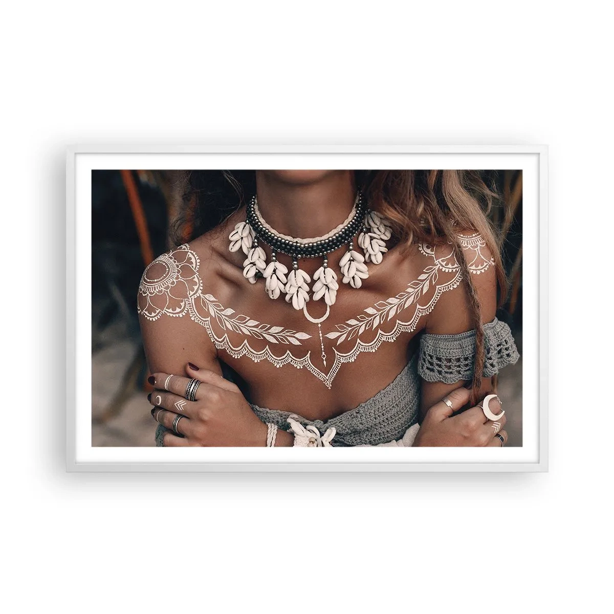 Plakat i hvid ramme - Talismaner, ritualer om kvindelighed - 91x61 cm