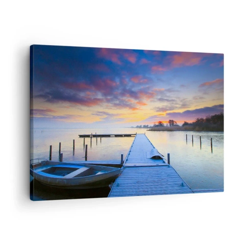 Lærredstryk - Billede på lærred - En mole ved søen ved solnedgang med en båd ved kysten - 70x50cm - Violet-gylden sindsro - Moderne vægdekoration til stue og soveværelse ARTTOR