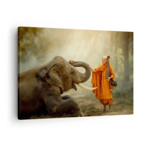 Lærredstryk - Billede på lærred - En munk og en elefant i harmoni mod naturens baggrund - 70x50cm - Møde på ferien - Moderne vægdekoration til stue og soveværelse ARTTOR