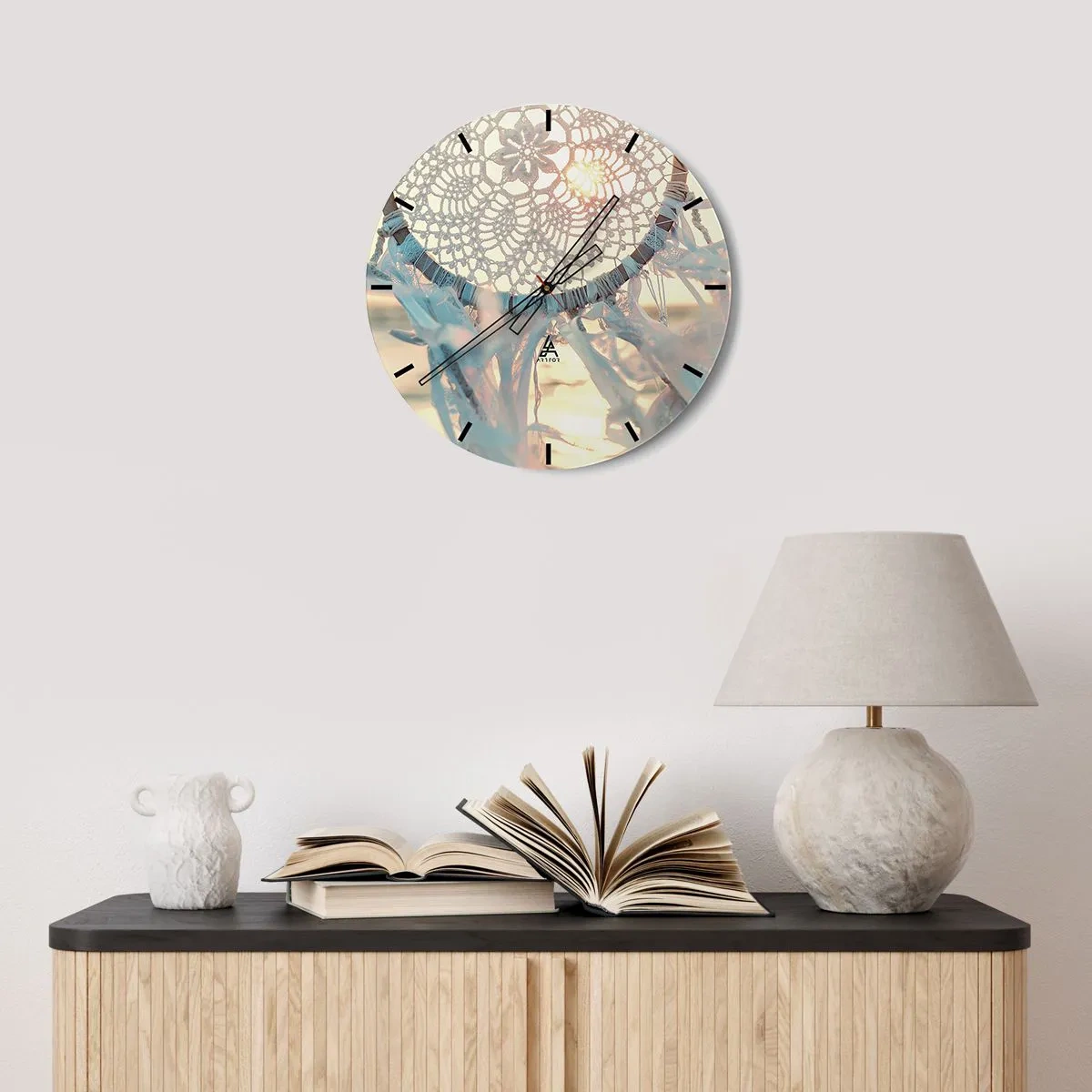 Vægur, Uret - Blondedrømmefanger med bånd i solnedgangens stråler - 30x30cm - Totem med blonder - Moderne vægdekoration til stue, køkken og soveværelse ARTTOR