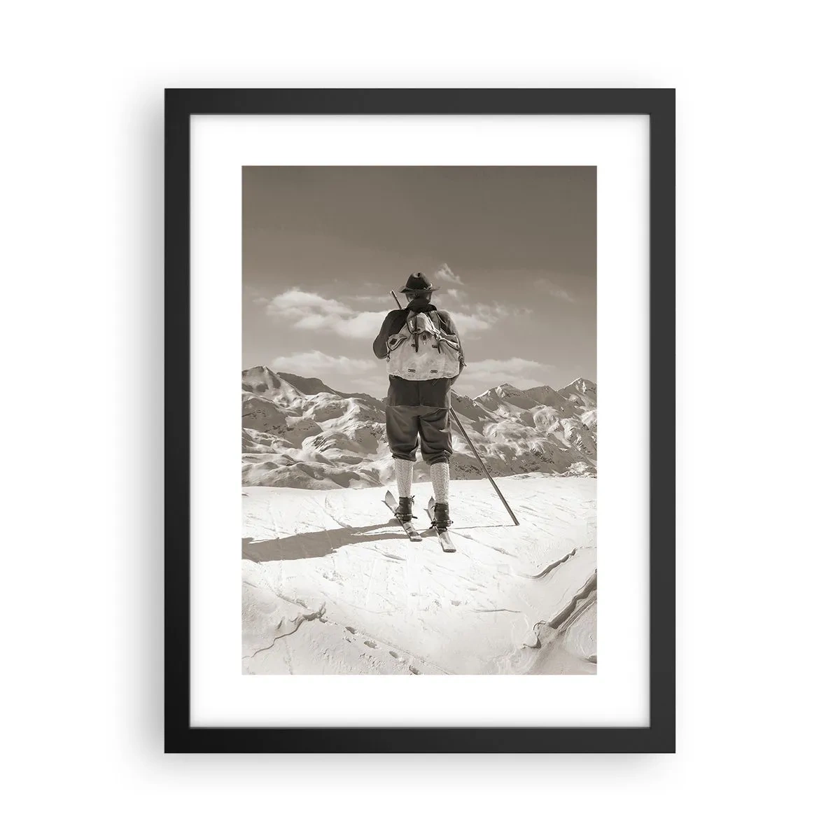 Plakat i sort ramme - Og bjergene er de samme - 30x40 cm