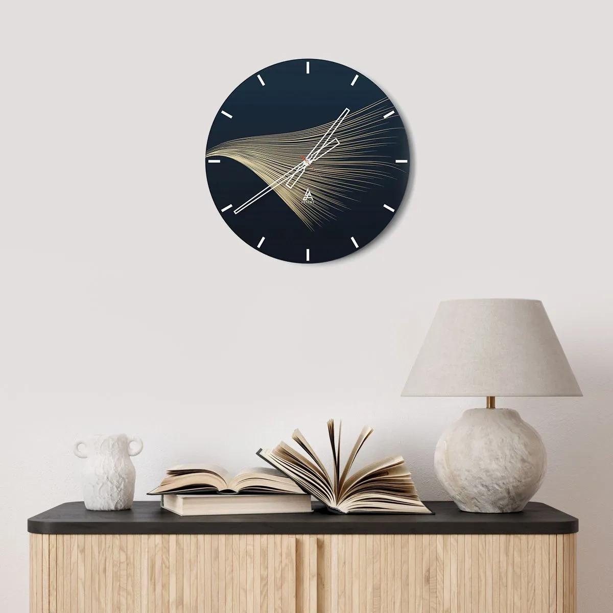 Vægur, Uret - Gyldne linjer på en marineblå baggrund skaber en dynamisk bølge - 30x30cm - Som en engels hår - Moderne vægdekoration til stue, køkken og soveværelse ARTTOR