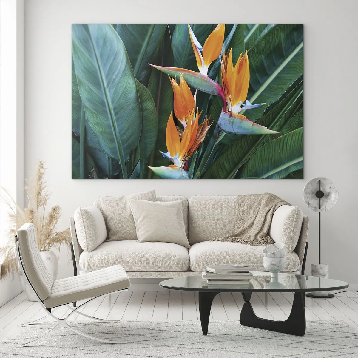 Billede på glas - Eksotiske strelitziablomster blandt store grønne blade - 70x50cm - Er det en blomst eller er det en fugl? - Moderne vægdekoration til stue og soveværelse ARTTOR