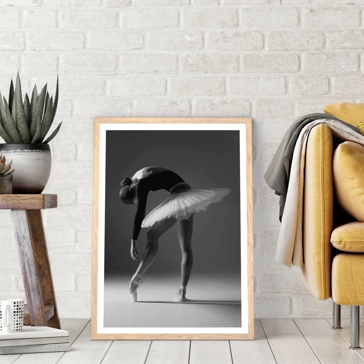 Plakat i ramme af lyst egetræ - Bella balerina - 61x91 cm