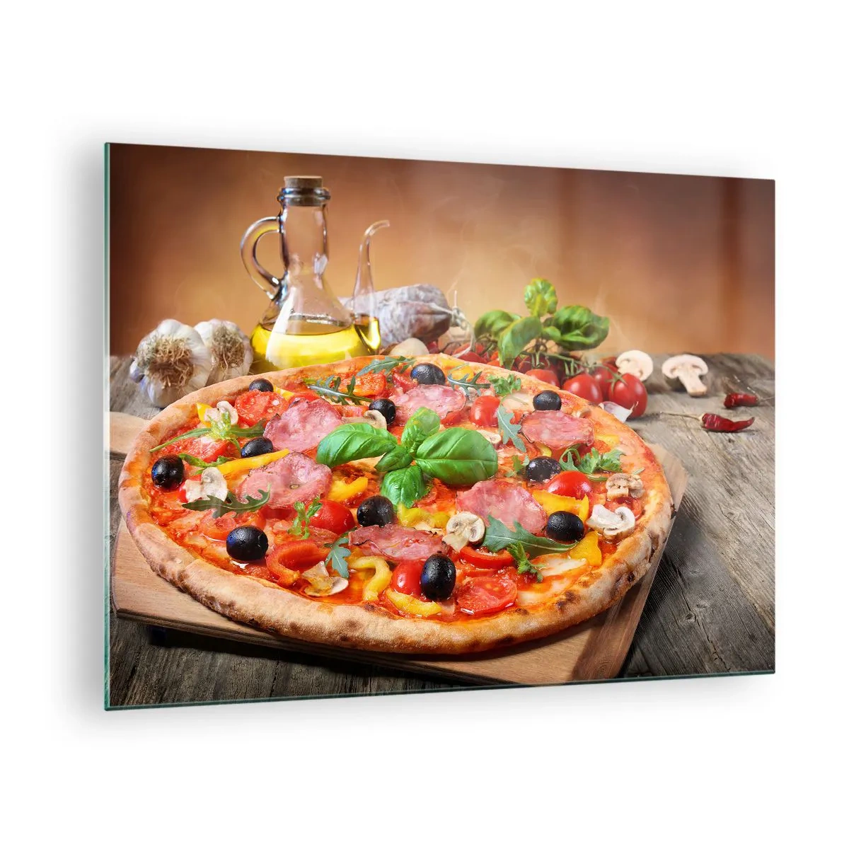 Billede på glas - Pizza med toppings på et træbord med olivenolie og krydderier - 70x50cm - Med en ægte italiensk smag - Moderne vægdekoration til stue og soveværelse ARTTOR