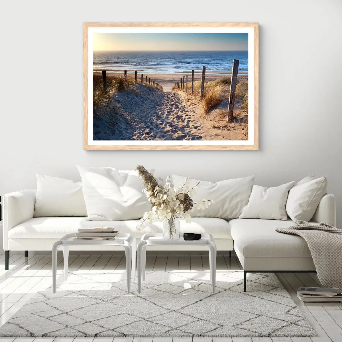 Plakat i ramme af lyst egetræ - Havet brummer, fuglene synger, en vild strand midt i græsset.... - 70x50 cm