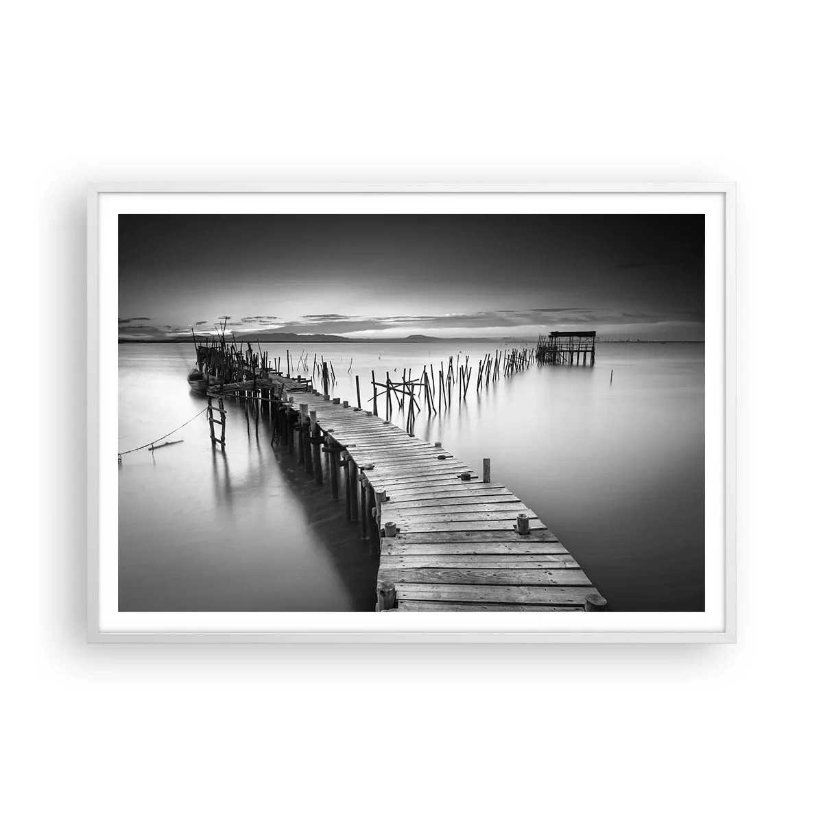 Plakat i hvid ramme - Stilheden fra en glemt kyst - 100x70 cm