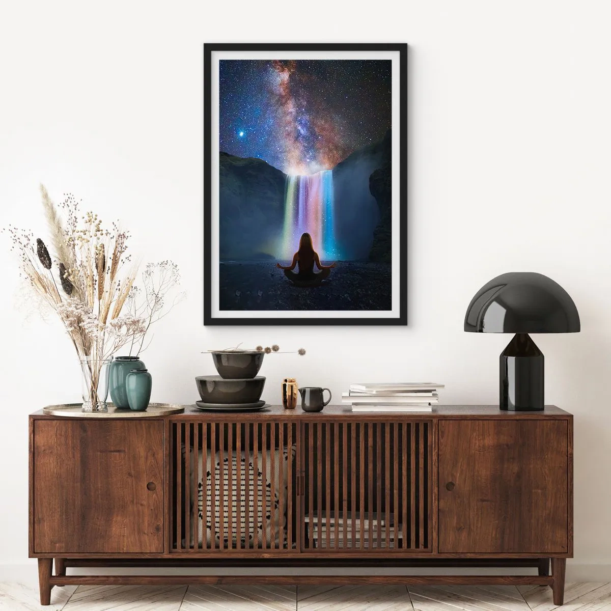 Plakat i sort ramme - En kvinde mediterer ved et lysende vandfald under en stjerneklar himmel. - 50x70cm - Absolut harmoni - Moderne vægdekoration til stue og soveværelse ARTTOR