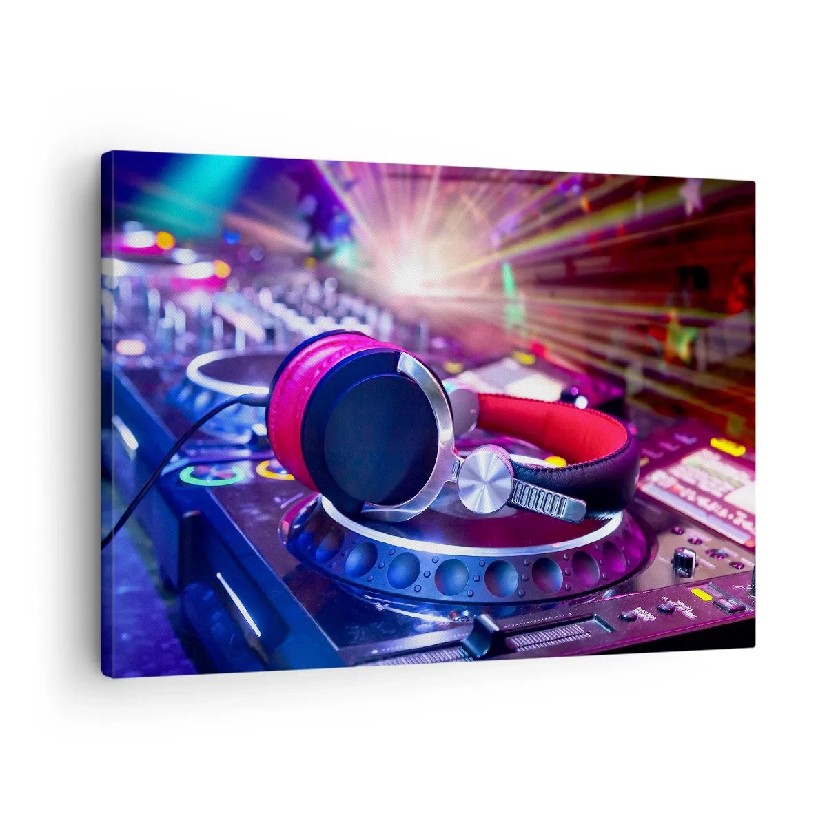 Lærredstryk - Billede på lærred - DJ-hovedtelefoner på en konsol oplyst af spotlights til en fest - 70x50cm - Det vil ske, det vil ske - Moderne vægdekoration til stue og soveværelse ARTTOR